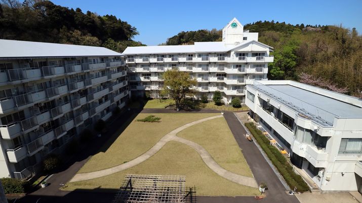 広々とした庭付きの建物