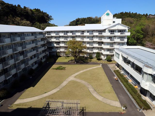 広々とした庭付きの建物 外観 広がる自然の中に佇む施設は、穏やかな環境で働きたい方に最適です。