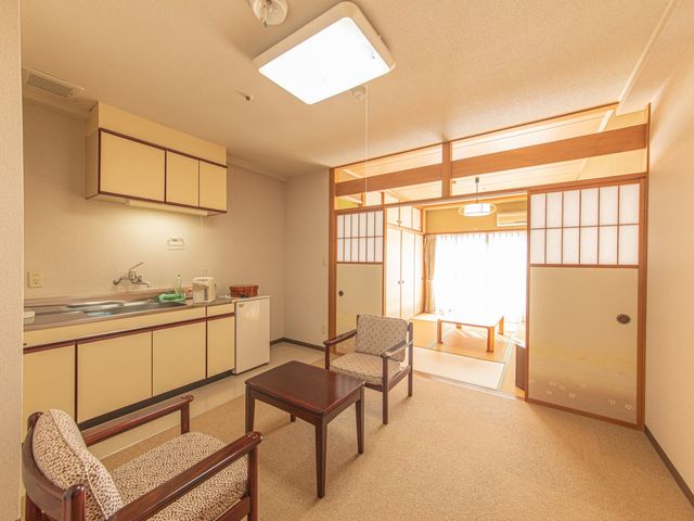 和室とフローリングの居室 居室 和室とフローリングが調和した空間では、自然光が差し込み、落ち着いた雰囲気となっています。