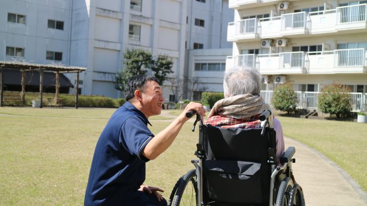 笑顔で話す人々の庭  