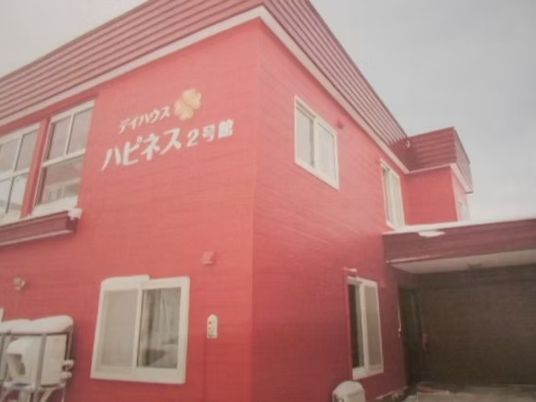 赤い外観の建物  