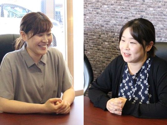 スタッフが談笑する応接室  