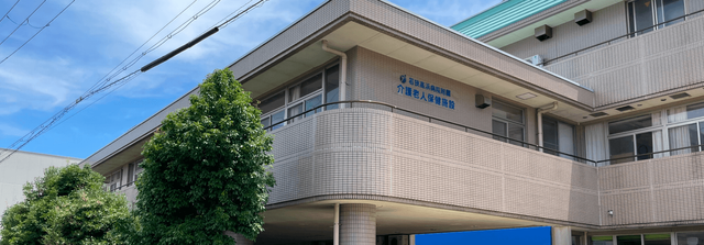 緑豊かな外観 外観 緑に囲まれたバルコニーが特徴の施設です。青空の下、爽やかな雰囲気が広がります。