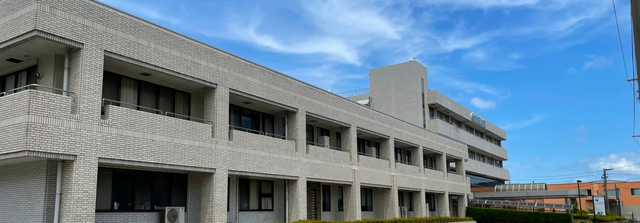 広々とした建物の外観 外観   青空の下に立つ、広々とした施設の建物です。温かみのある雰囲気で働きやすい環境が整っています。