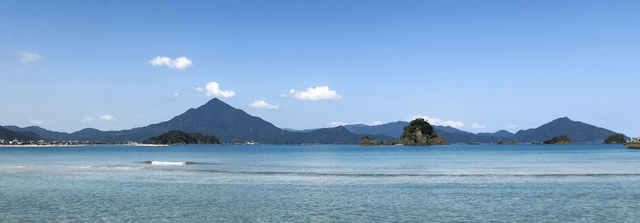 青い海と山の風景 庭 穏やかな海辺の環境では、リラックスしながら自然の美しさを堪能できます。