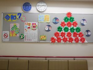 掲示物のある廊下  