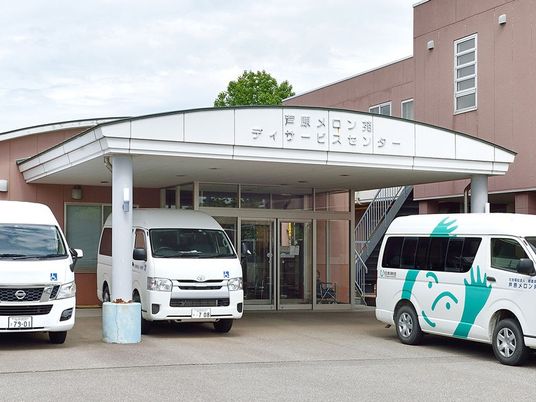 送迎車が並ぶ玄関前