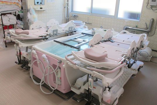 機能高い設備の浴室