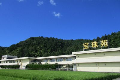 緑に囲まれた施設外観