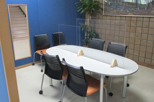 会議室のテーブル