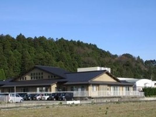 自然に囲まれた建物外観  