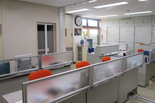 静かなオフィス内観