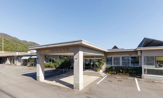 広い駐車場の建物外観