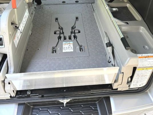 車いす固定装置のある車内  