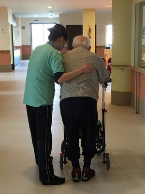 廊下を歩く様子