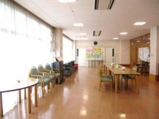 日差しが差し込む広間