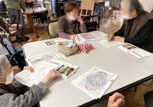 塗り絵を楽しむ様子