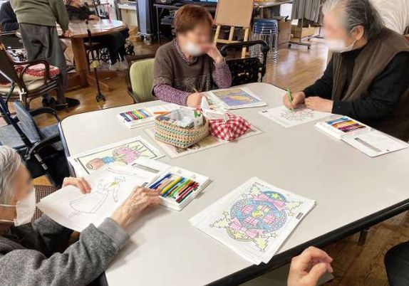塗り絵を楽しむ様子