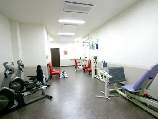 トレーニング機器の並ぶ部屋