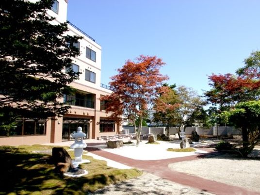 広々とした明るい中庭