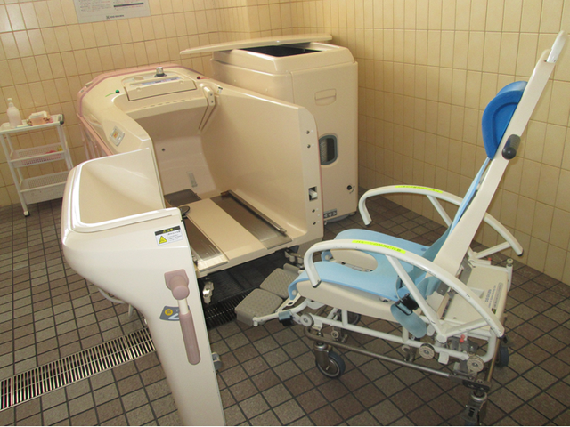 使用しやすい浴室設備 浴室 車椅子からの移動がしやすい設計で、介助の負担を軽減できます。安心して働ける環境です。
