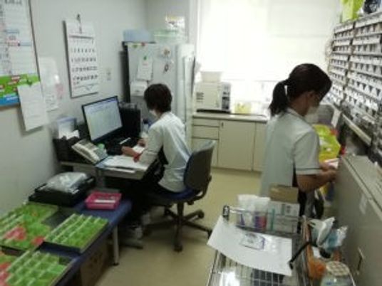 事務作業するスタッフの部屋  