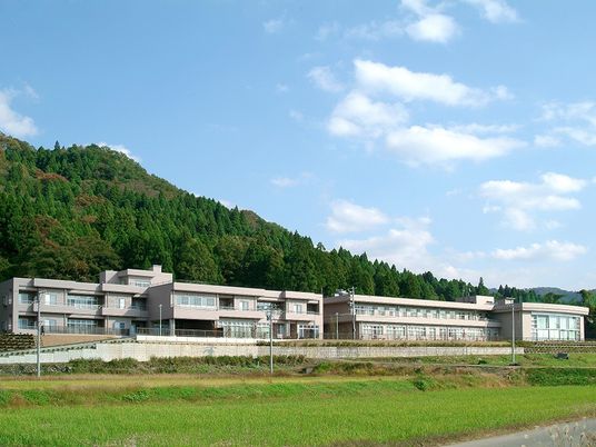 自然に囲まれた外観  