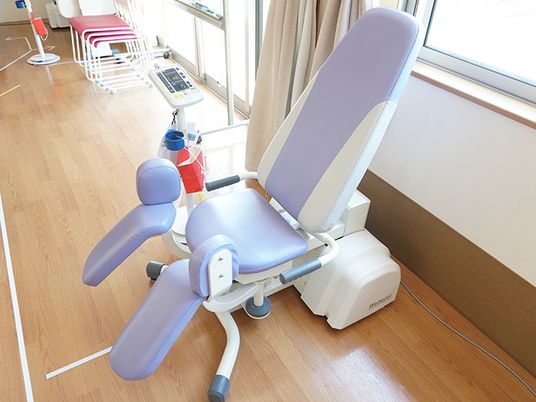 機能訓練用の椅子がある室内  