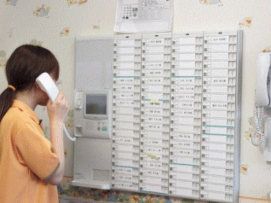 スタッフが電話をする様子