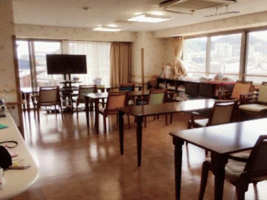 明るい共用ダイニング空間