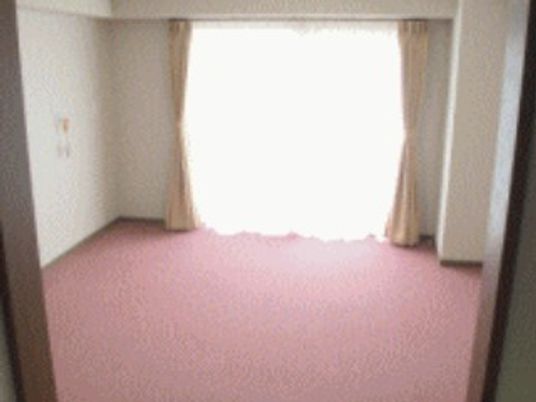 明るい個室の居室