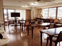 広々とした明るい食堂