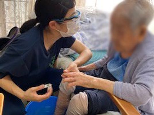 優しい介助の場面