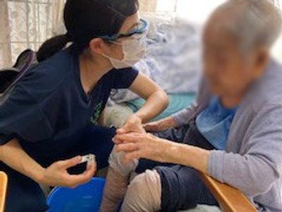 優しい介助の場面