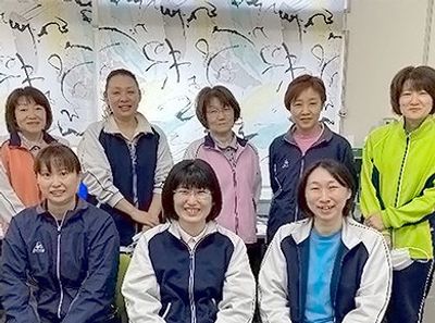 笑顔のスタッフたち室内