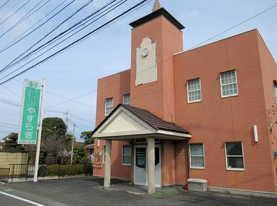 茶色の建物の外観