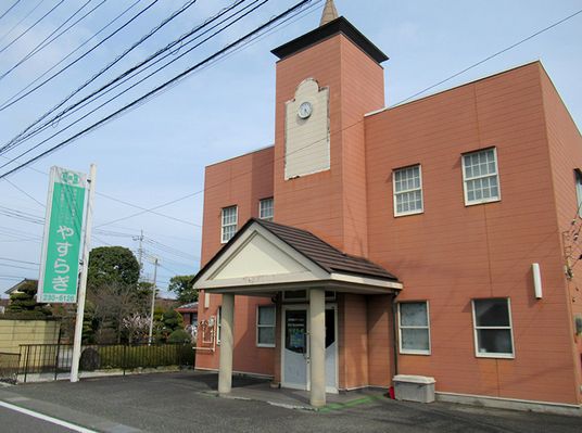 茶色の建物の外観