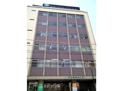 大きな建物外観