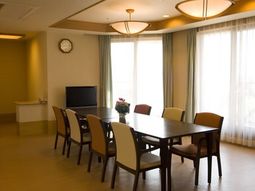 共有スペースの明るい食堂