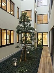 中庭に植木のある通路