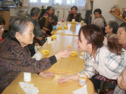 明るい食堂のふれあい