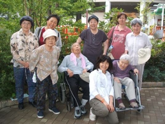 笑顔の集合中庭