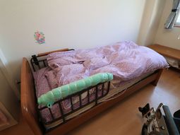 ベッドと車椅子のある部屋