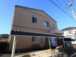 明るい日差しの建物外観