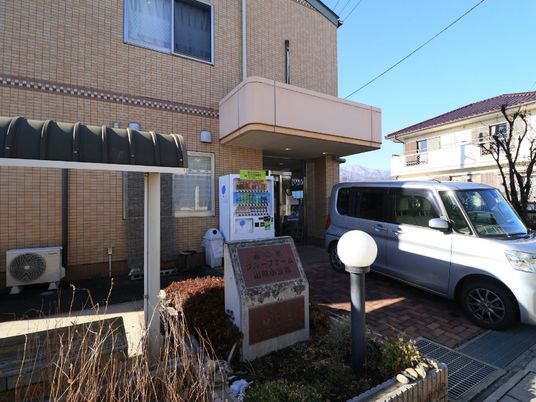 施設外観と駐車場