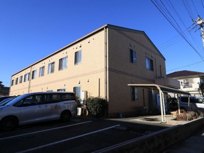 明るい日差しの外観