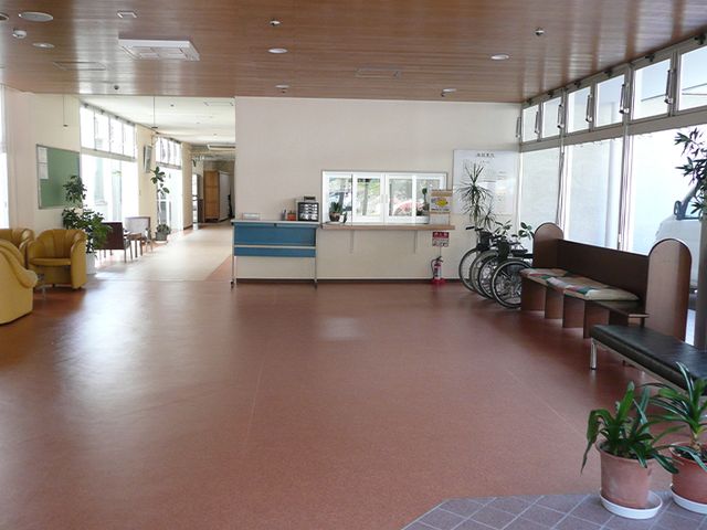 広々としたロビー ロビー 自然光が差し込む明るい空間と、ゆったりとした広さのあるロビーです。リラックスした雰囲気の中で、快適に過ごせます。