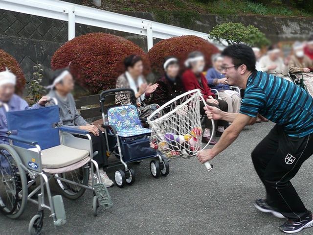 屋外の活動風景 中庭 介護スタッフが利用者と笑顔で楽しくリハビリ活動を行っています。豊かな交流が魅力です。