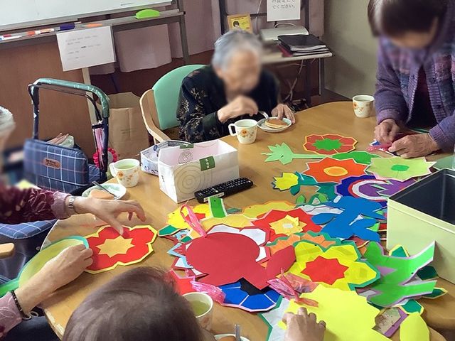 活動する部屋 多目的室 色鮮やかな紙を使った工作活動です。利用者の皆さんが集まり、楽しく作業に取り組んでいます。