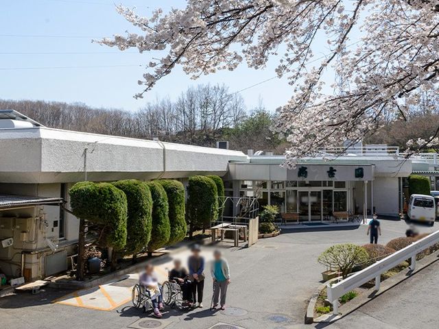 桜咲く外観 外観 桜の花が咲く季節に囲まれた建物です。歩道が整備されているため、車椅子での移動も安心です。